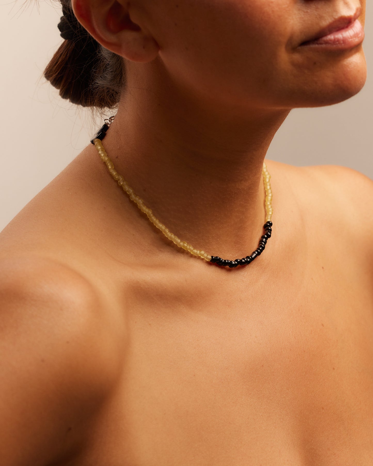 BEADED GLASS NECKLACE IN VASELINE & EBONY DISCS