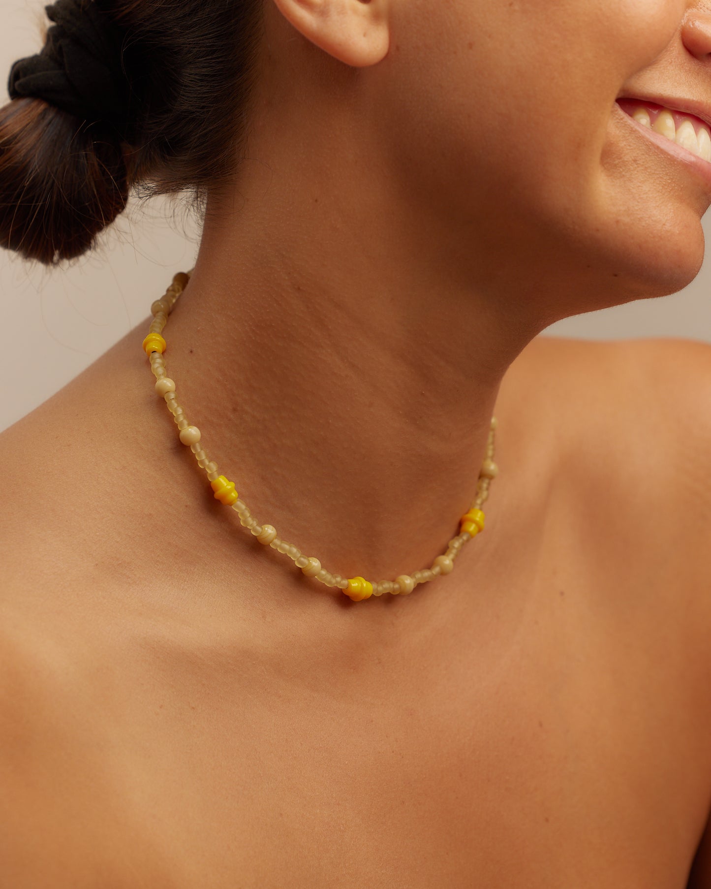 BEADED GLASS NECKLACE IN VASELINE, CREAM & CANARY