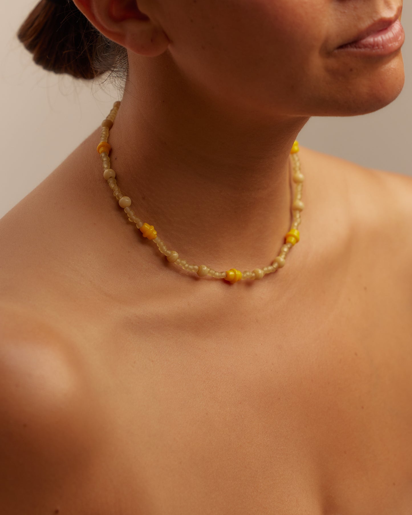 BEADED GLASS NECKLACE IN VASELINE, CREAM & CANARY