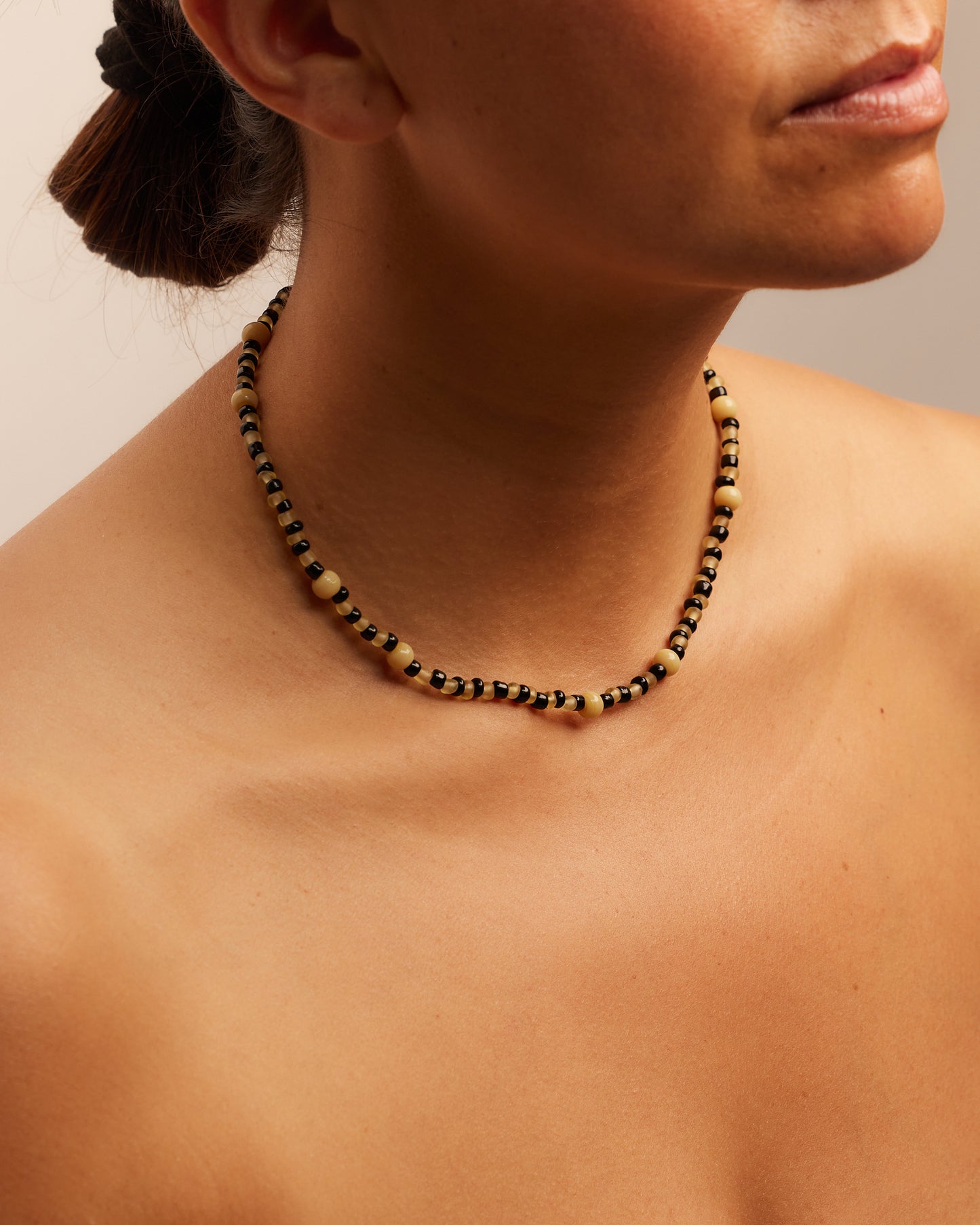 BEADED GLASS NECKLACE IN EBONY, VASELINE & CREAM