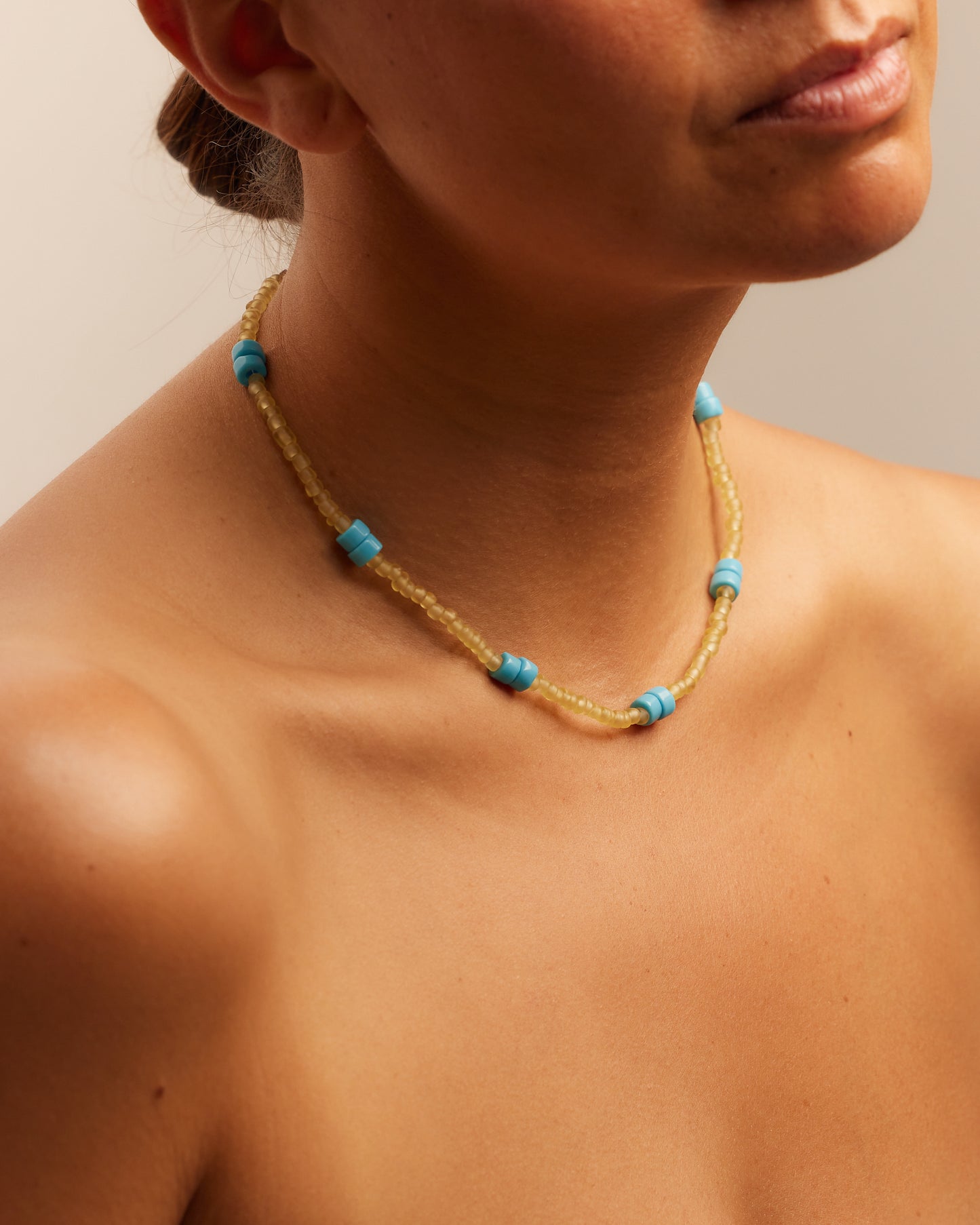 BEADED GLASS NECKLACE IN VASELINE & SKY
