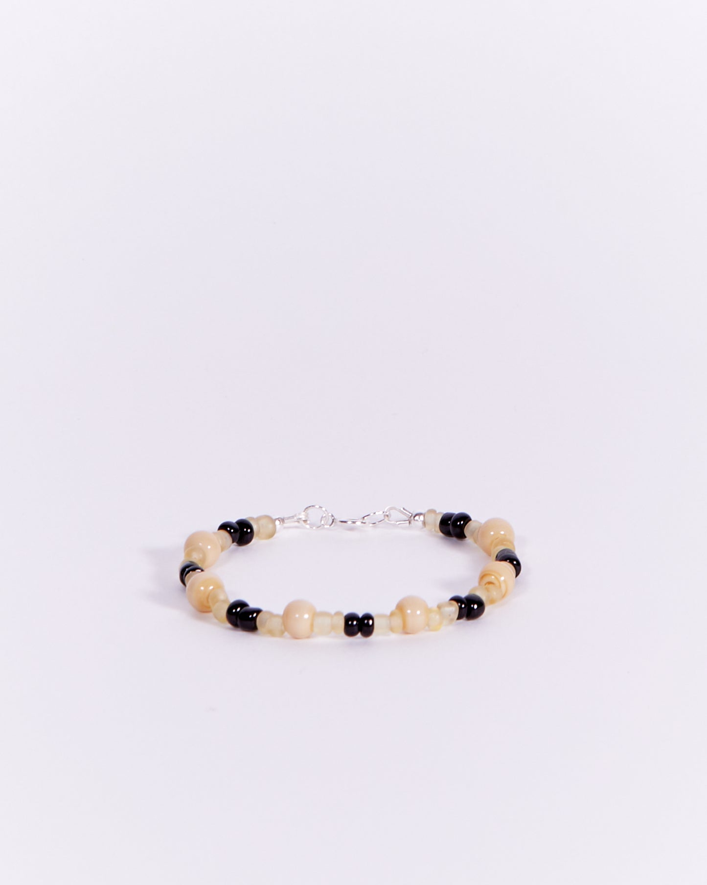BEADED GLASS BRACELET IN EBONY, VASELINE & CREAM