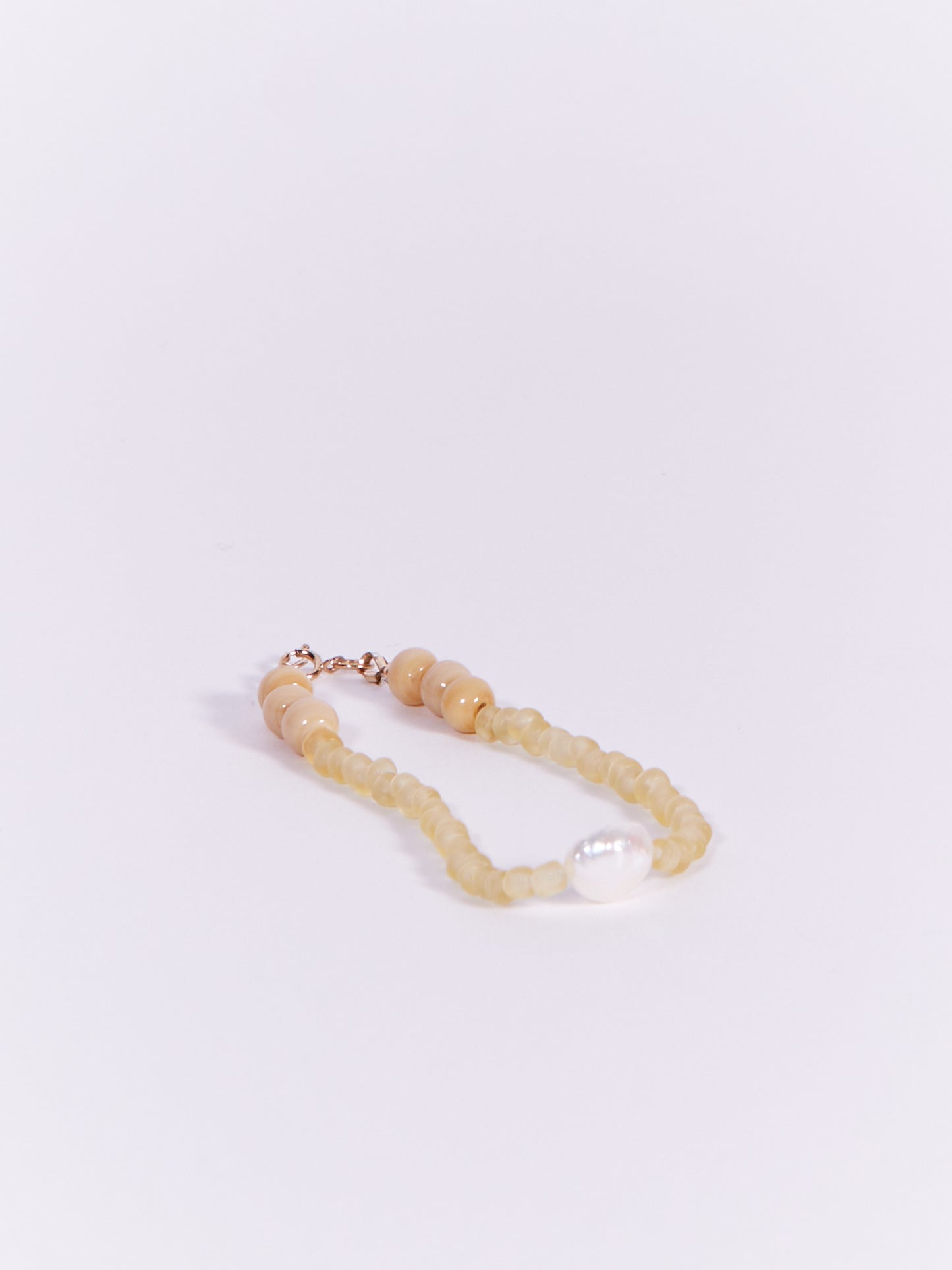 BEADED GLASS BRACELET IN CREAM, VASELINE & PEARL