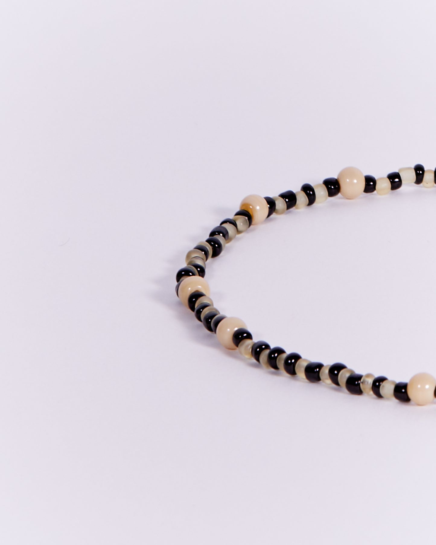 BEADED GLASS NECKLACE IN EBONY, VASELINE & CREAM