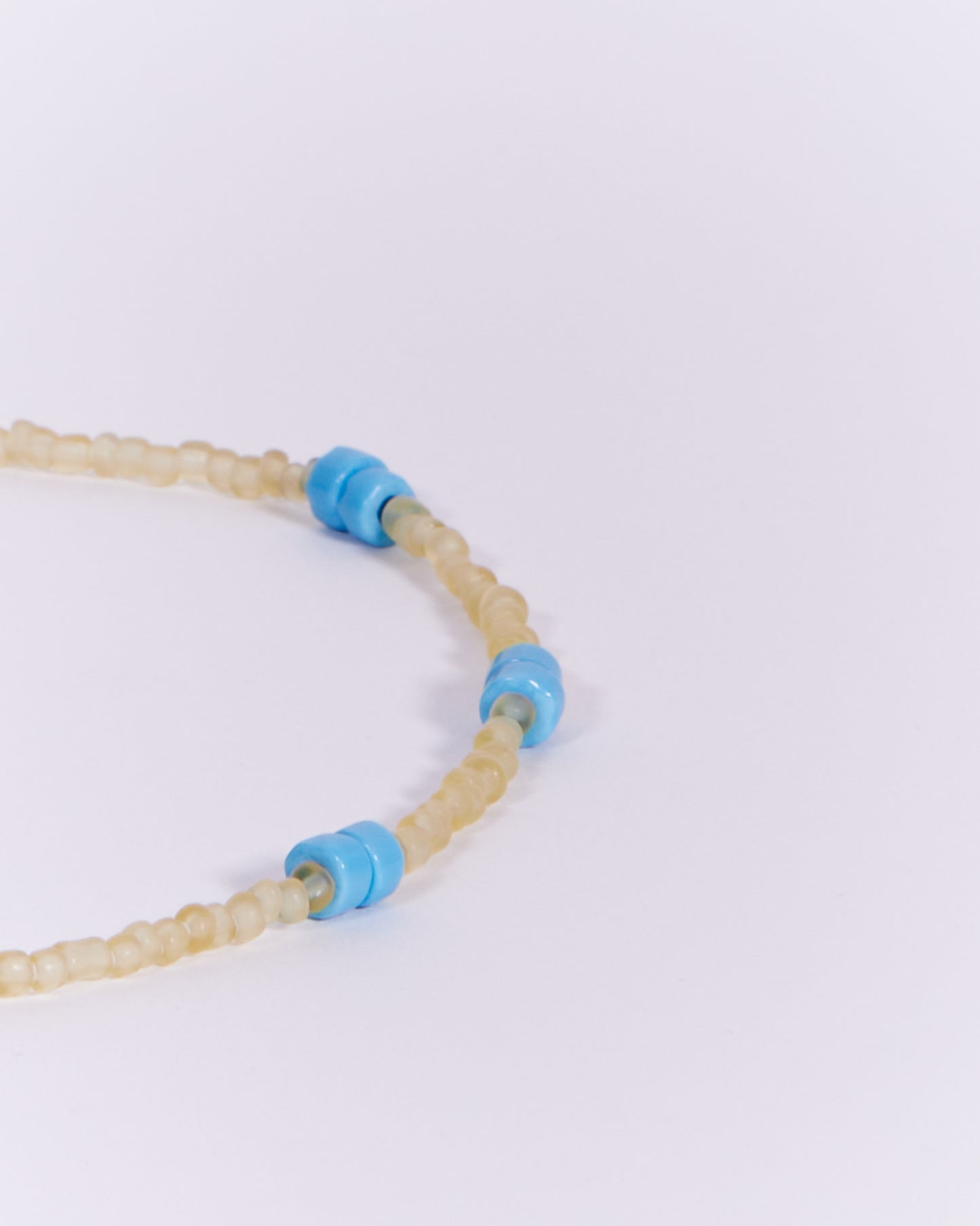 BEADED GLASS NECKLACE IN VASELINE & SKY